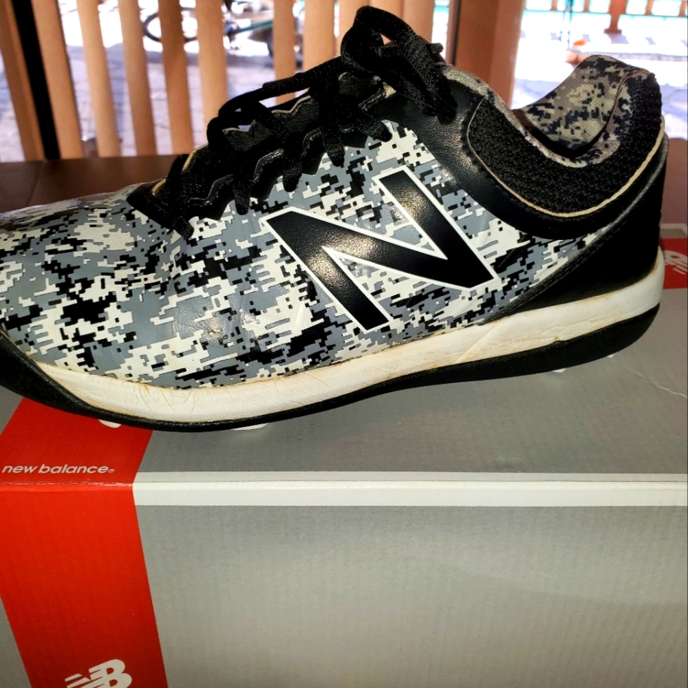 New Balance kids molded cleats. In great condition!